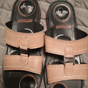 Sz 7 ladies aero soft sandals. Smoke free home. Worn once.